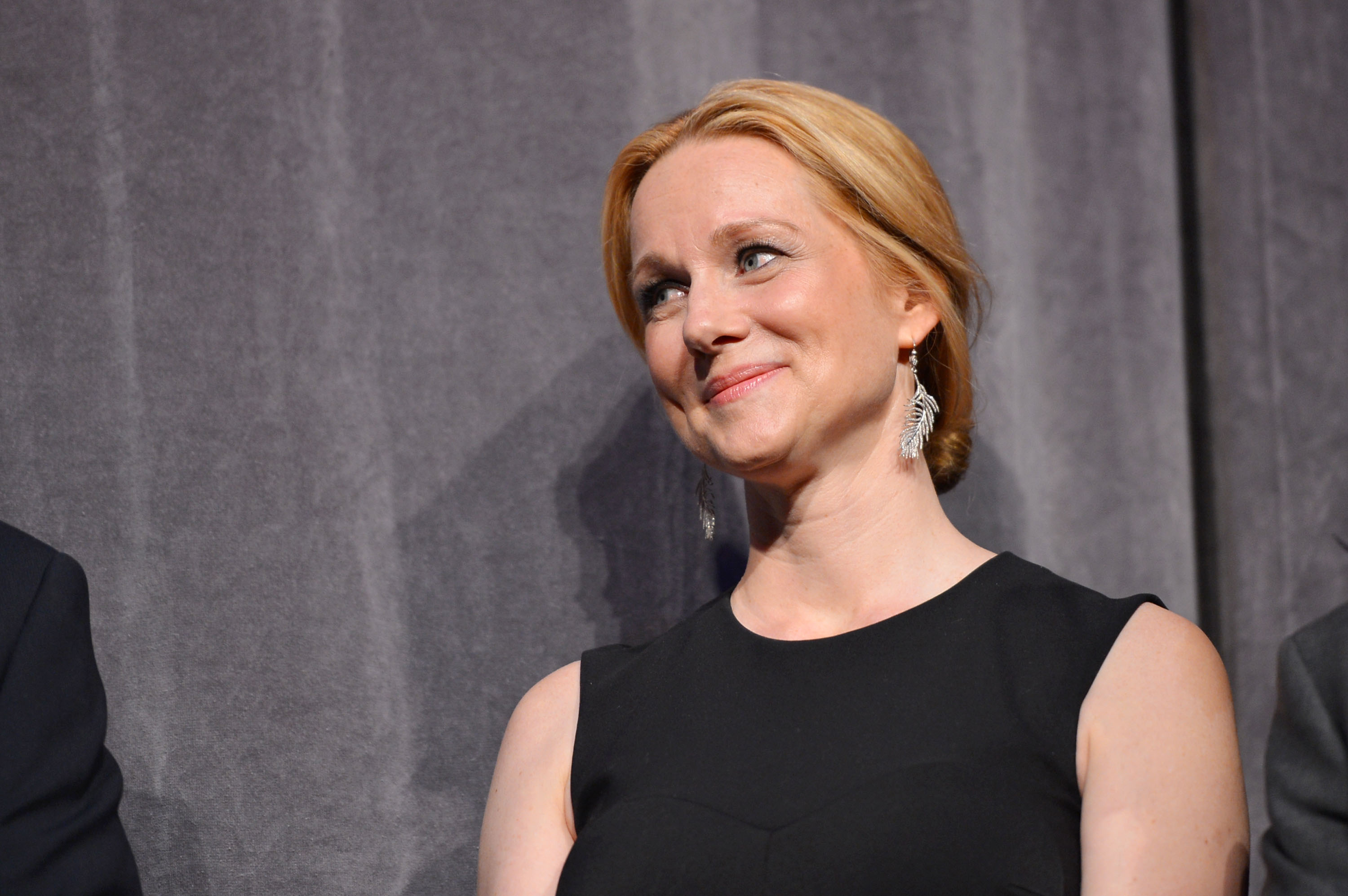 Laura Linney nel biopic su Julian Assange?  CineZapping